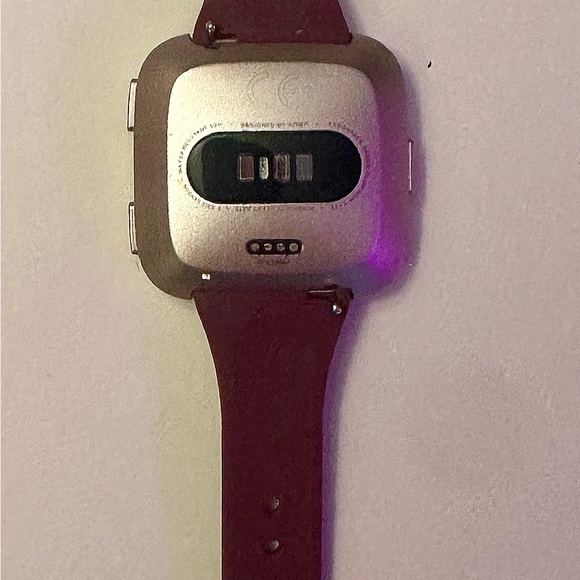 Fitbit Versa Watch + Band Bundle + Charger + Screen Protectors - Picture 2 of 12
